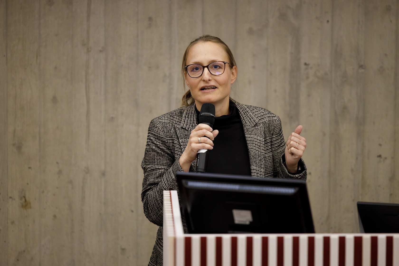 Prof. Dr. Martina Hofmanova bei der Laudatio für Prof. Dr. Lisa Sauermann