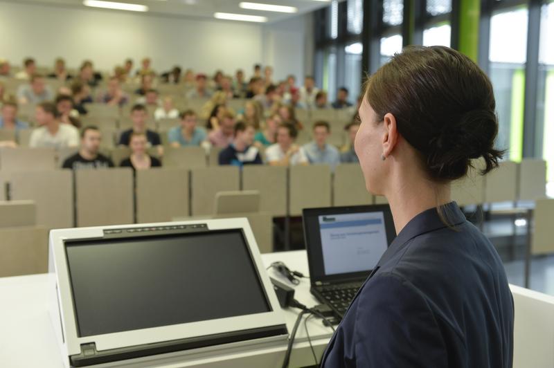 Lehrende im Hörsaal