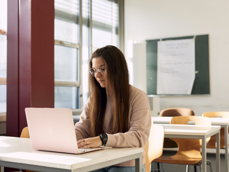 Studentin an Laptop