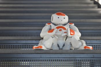 Nao Roboter sitzt auf einer Treppe