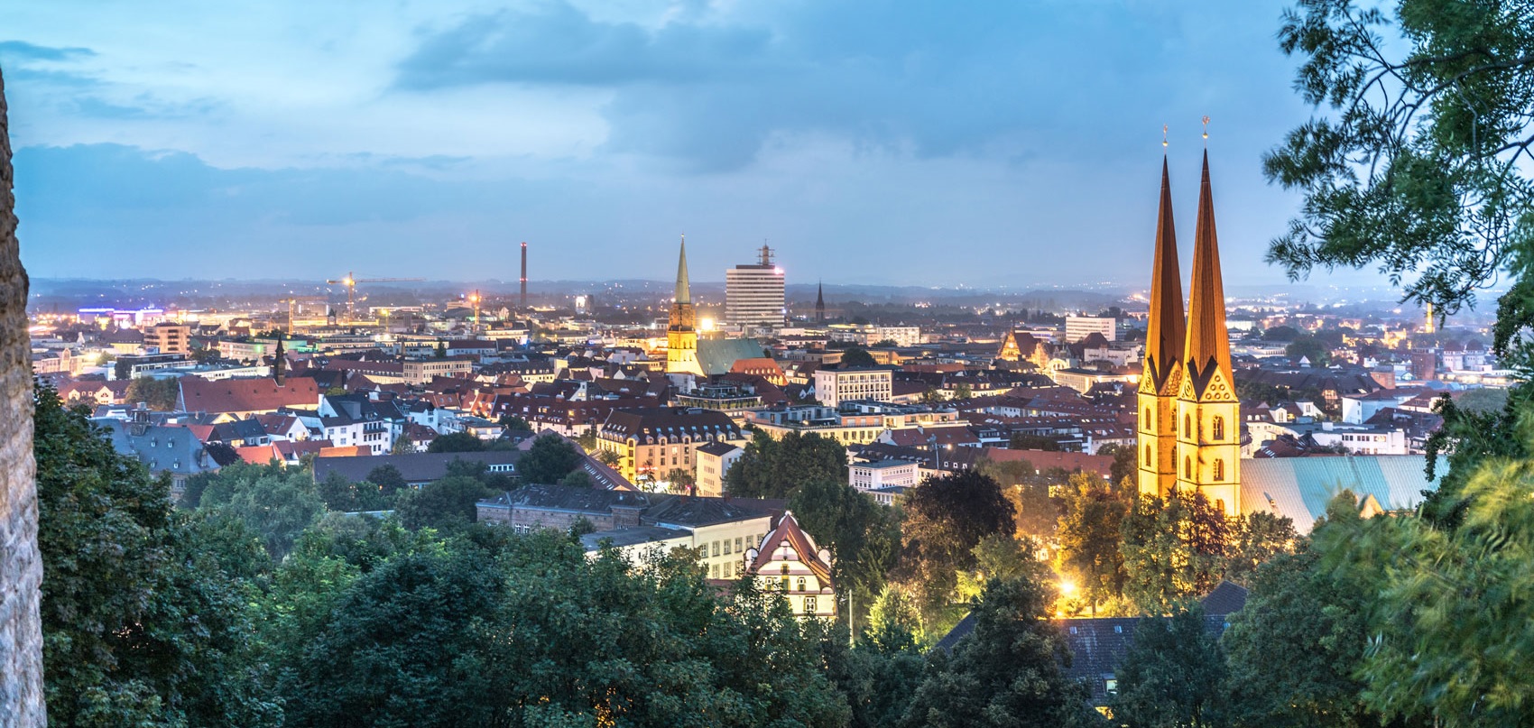 Aussicht von der Sparrenburg auf Bielefeld in der Abenddämmerung