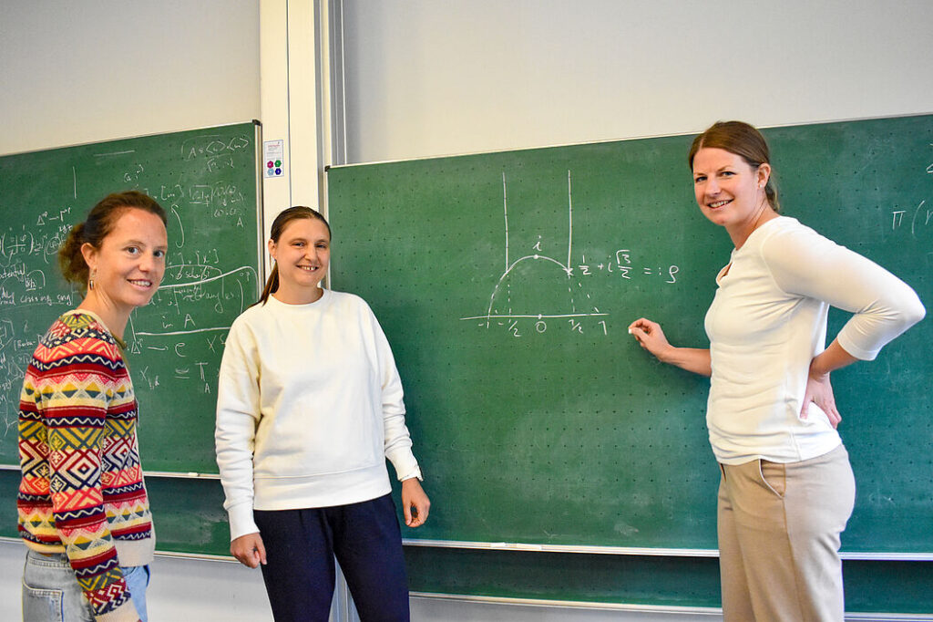 Photo showing Ana Botero, Maryna Viazovska and Claudia Alfes