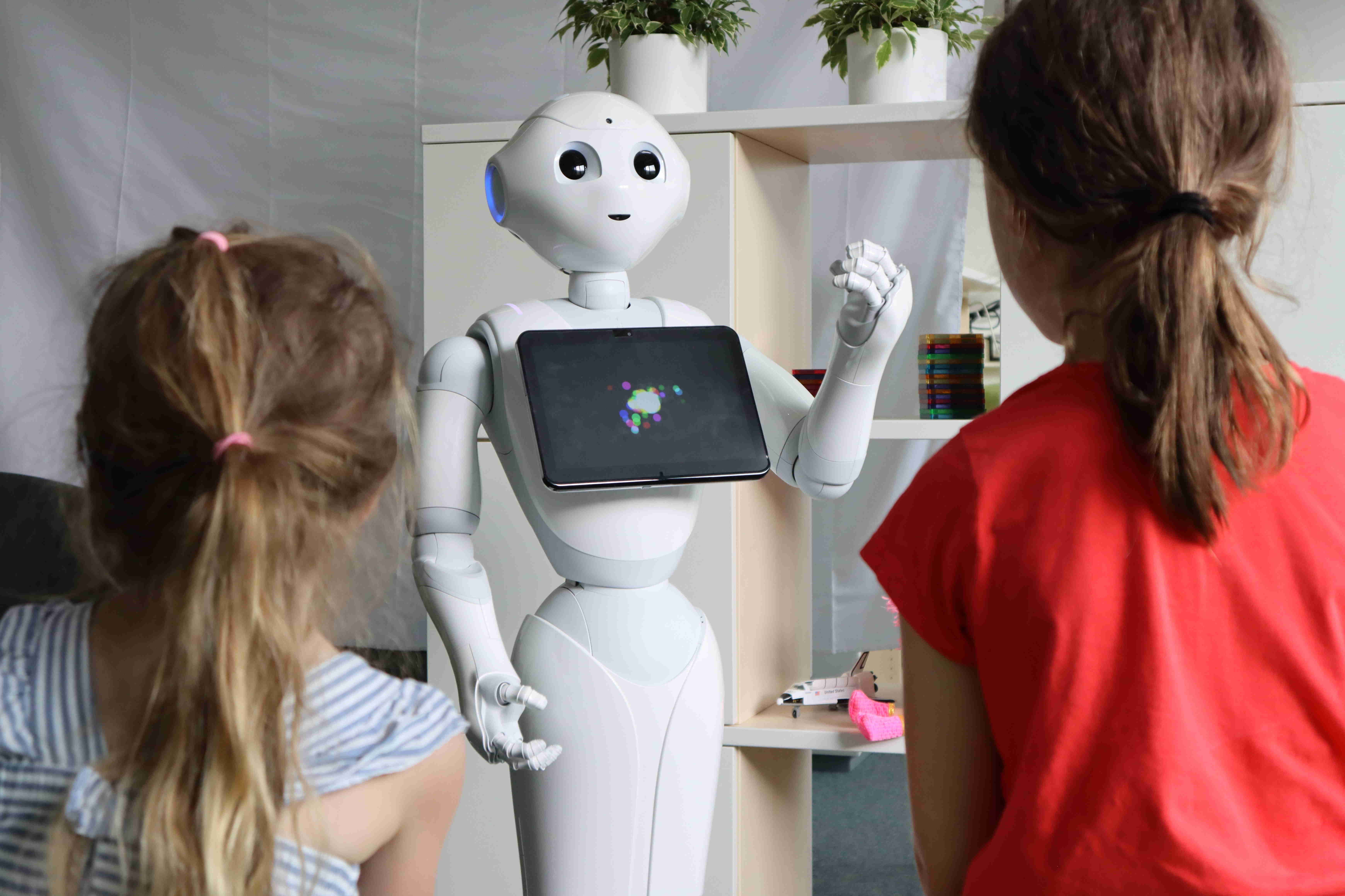 Kinder interagieren mit Roboter Pepper