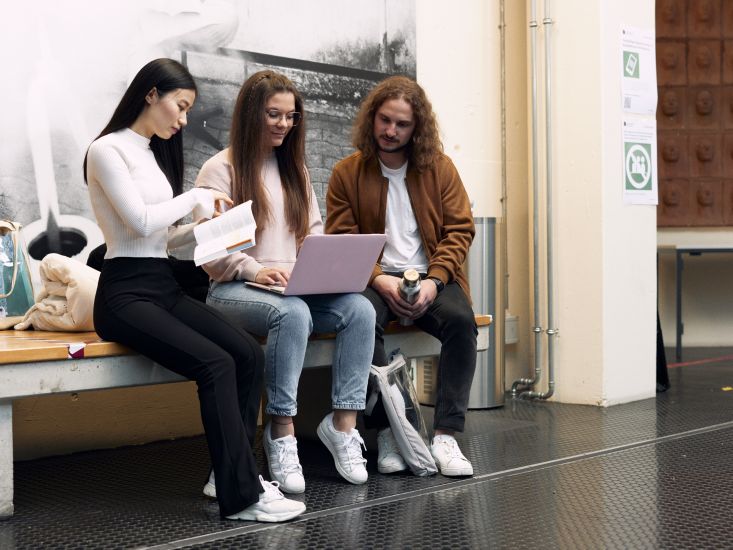 Menschen an Laptop